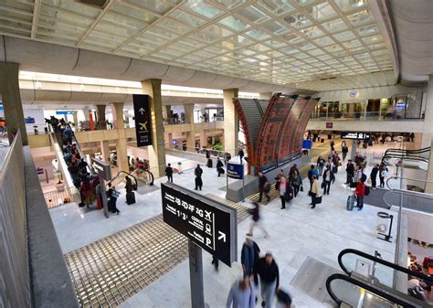 paris airport terminal 2e restaurants.